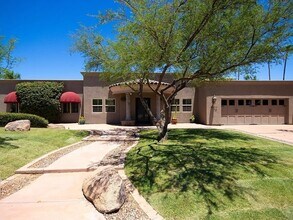 8070 E Vía Bonita in Scottsdale, AZ - Building Photo - Building Photo