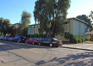 Bayview Apartments in San Rafael, CA - Building Photo - Building Photo