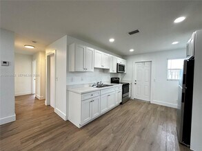 128 NW 2nd Ave in Hallandale Beach, FL - Building Photo - Building Photo