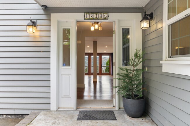 12346 Sand Point Way NE, Unit 3 bed 1 bath in Seattle, WA - Building Photo - Building Photo