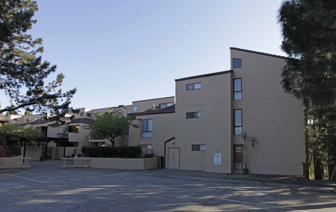 Canyon Oaks in Hayward, CA - Building Photo