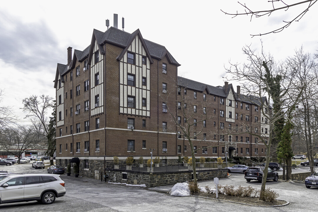 Schuyler Park in Pelham, NY - Building Photo