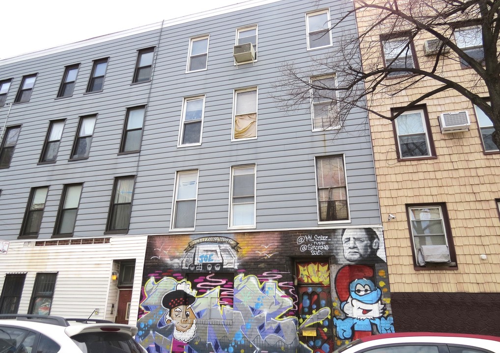 236 N 5th St in Brooklyn, NY - Building Photo