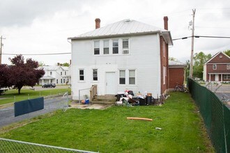 296 W Market St in Harrisonburg, VA - Foto de edificio - Building Photo