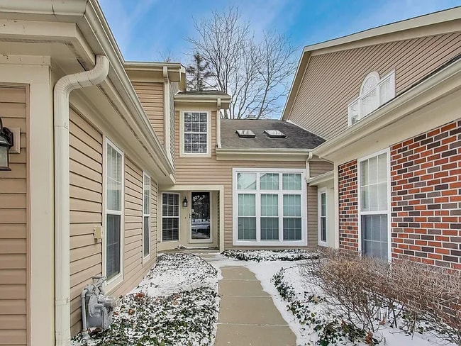 716 Clover Hill Ct in Elk Grove Village, IL - Building Photo - Building Photo