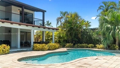 7536 W Treasure Dr in North Bay Village, FL - Foto de edificio - Building Photo