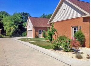 7296 Bretz St NW, Unit 7296 in Massillon, OH - Foto de edificio - Building Photo