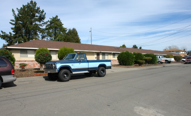 471-481 Arrowood Dr in Santa Rosa, CA - Building Photo - Building Photo