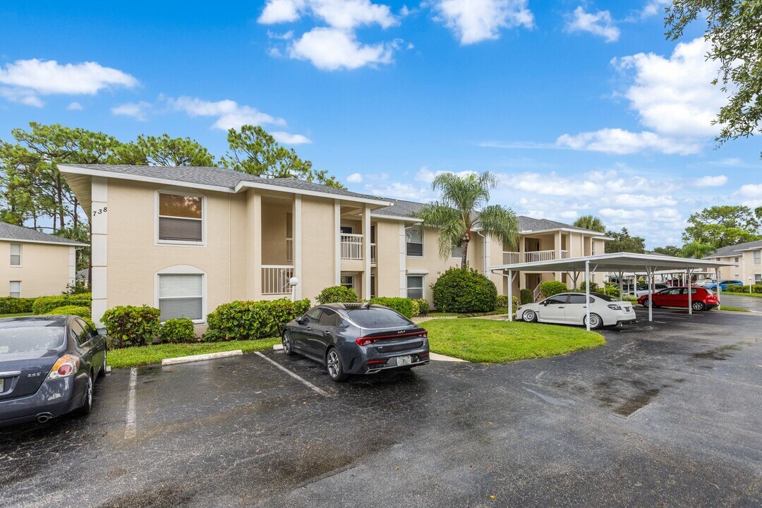 738 Landover Cir in Naples, FL - Building Photo