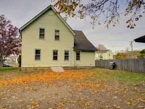 46 Holmes St in Stonington, CT - Foto de edificio - Building Photo