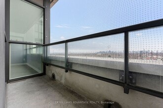 2055 Danforth Av in Toronto, ON - Building Photo - Building Photo