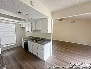 8242 Creekline Dr in San Antonio, TX - Building Photo - Building Photo