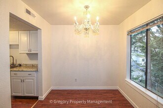 12029 100th Ave NE in Kirkland, WA - Foto de edificio - Building Photo