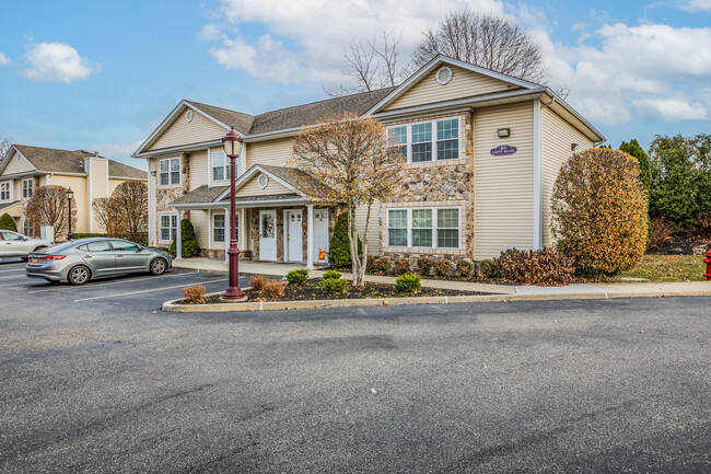 Country Lake Villas in West Babylon, NY - Building Photo - Building Photo