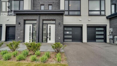 3055 Trailside Dr in Oakville, ON - Building Photo - Building Photo