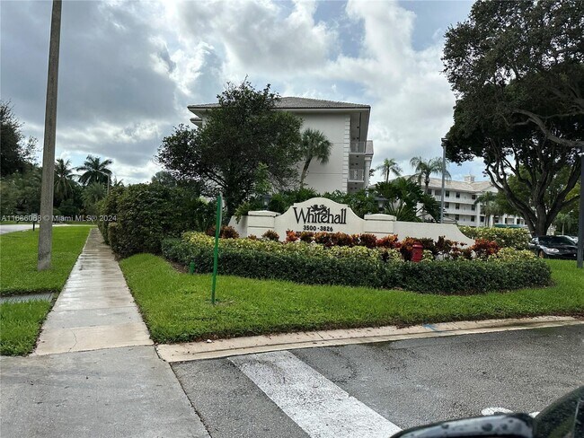3650 Whitehall Dr in West Palm Beach, FL - Building Photo - Building Photo
