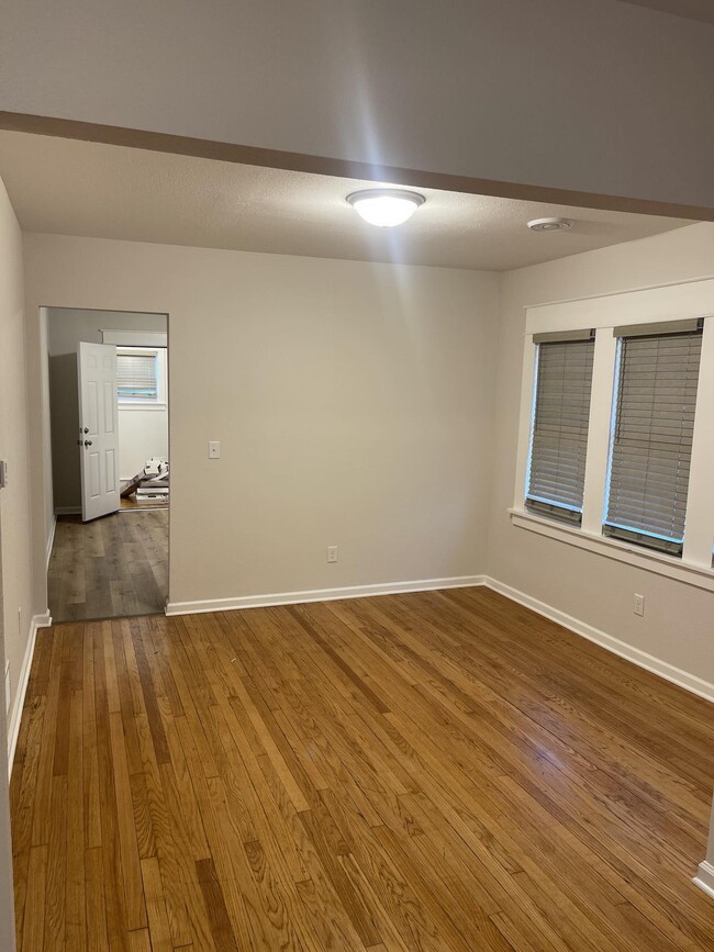 property at 1104 W Chambers St
