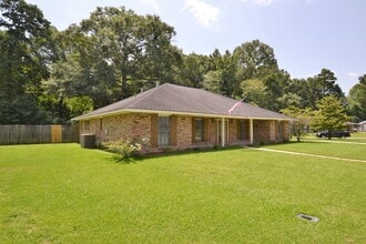 2530 Chantulane Ave in Denham Springs, LA - Building Photo - Building Photo
