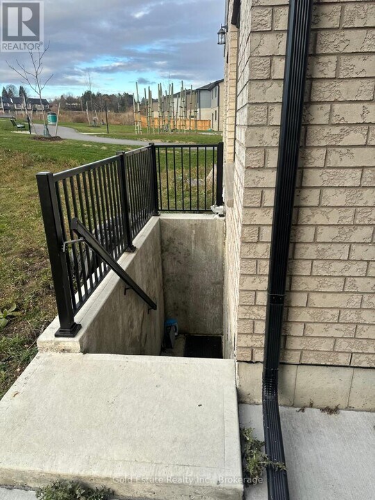 207 Otterbein Rd in Kitchener, ON - Building Photo