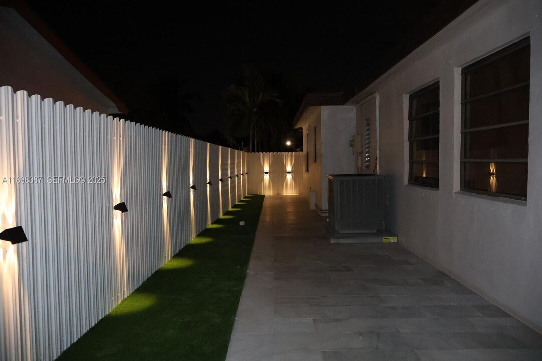 9701 SW 30th St in Miami, FL - Foto de edificio