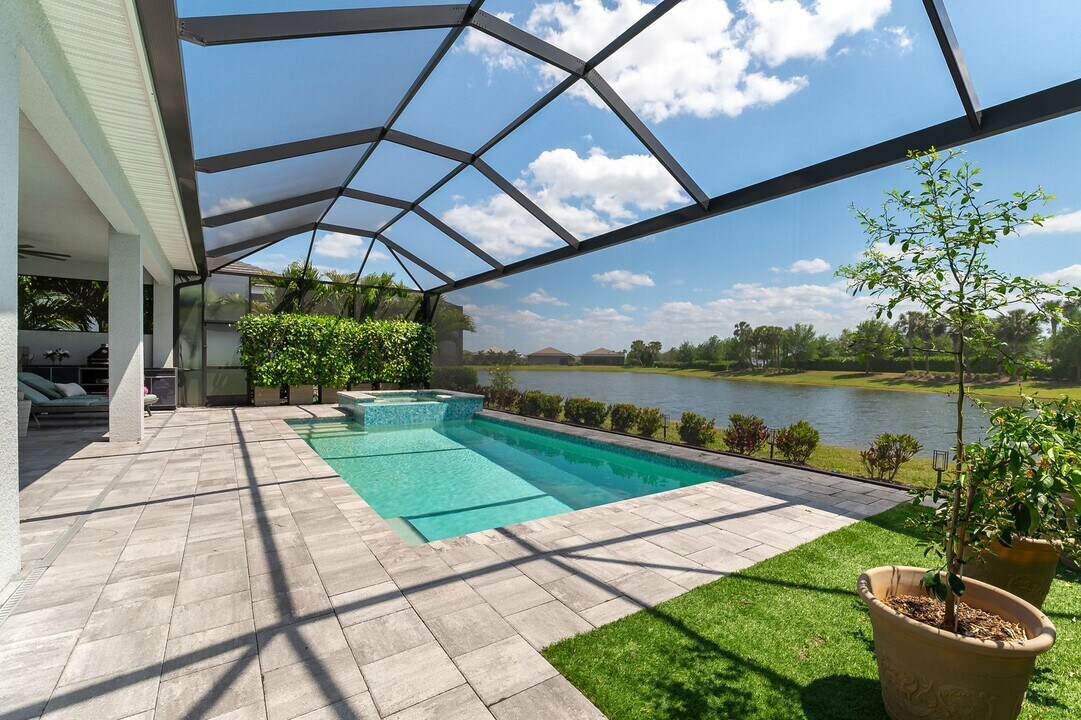 5027 Kiva Cir in Lakewood Ranch, FL - Building Photo