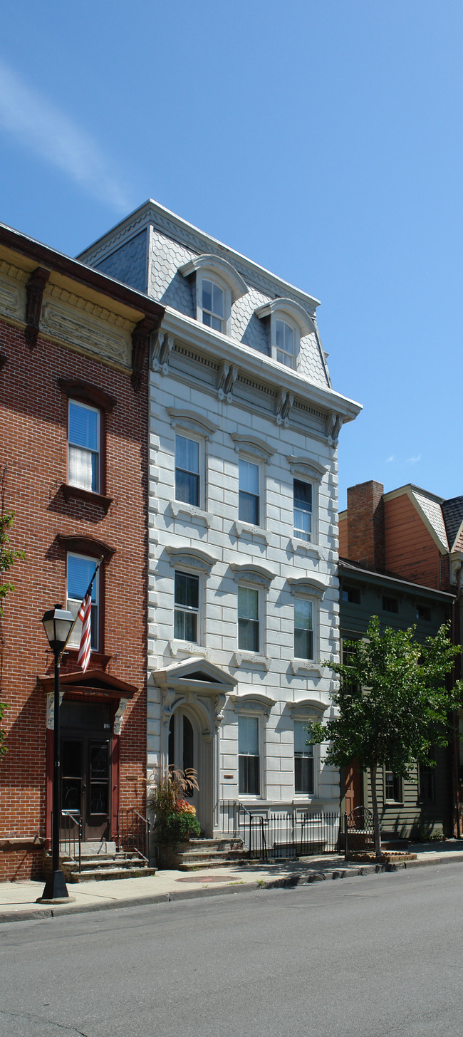 124 Warren St in Hudson, NY - Building Photo - Building Photo