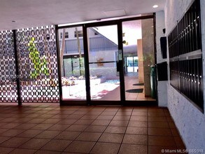 100 Ocean Ln Dr-Unit -405 in Key Biscayne, FL - Building Photo - Building Photo