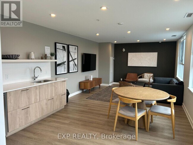 19 Robinson Ave in Ottawa, ON - Building Photo - Building Photo