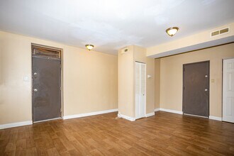 Chamberlain Apartments in St. Louis, MO - Building Photo - Interior Photo
