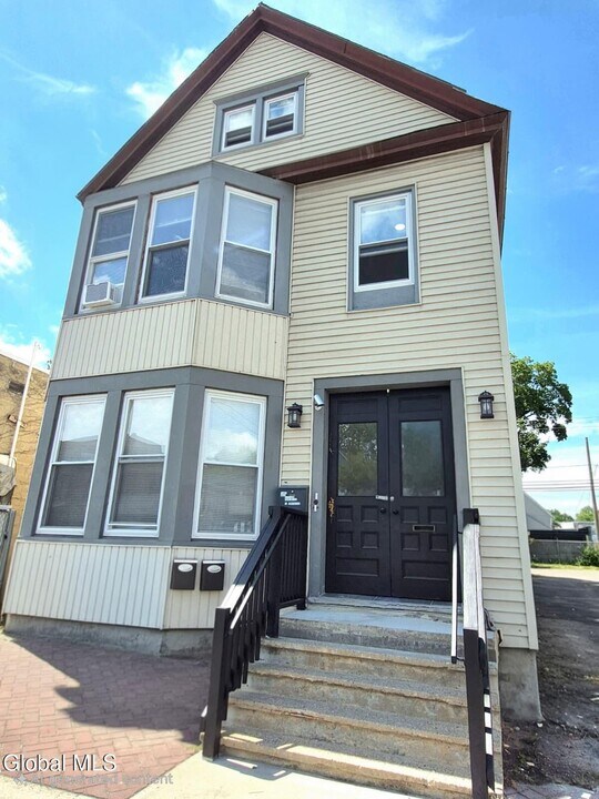 445 5th Ave in Troy, NY - Building Photo