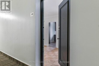 110 S Forster Park Dr in Oakville, ON - Building Photo - Building Photo