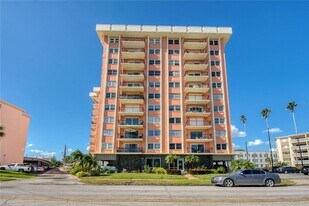 1120 N Shore Dr NE, Unit 301 in St. Petersburg, FL - Building Photo