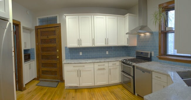 3337 W Evergreen Ave, Unit 1 in Chicago, IL - Building Photo - Building Photo