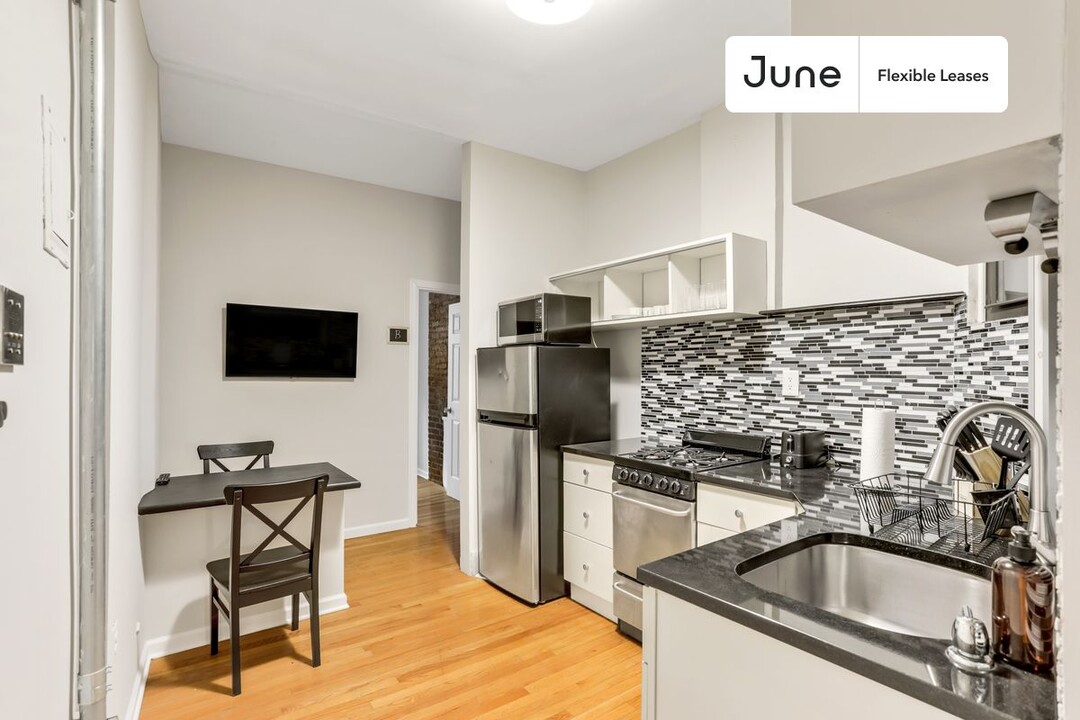 531 W 48th St in New York, NY - Building Photo