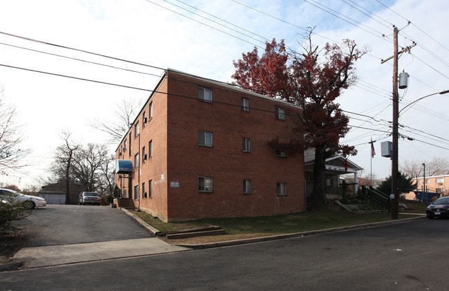 5215 B St SE in Washington, DC - Foto de edificio - Building Photo