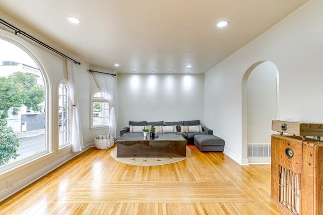 property at 3232 Divisadero St