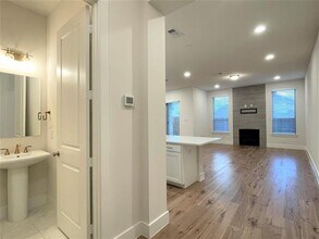 8242 Primrose Wy in Dallas, TX - Foto de edificio - Building Photo