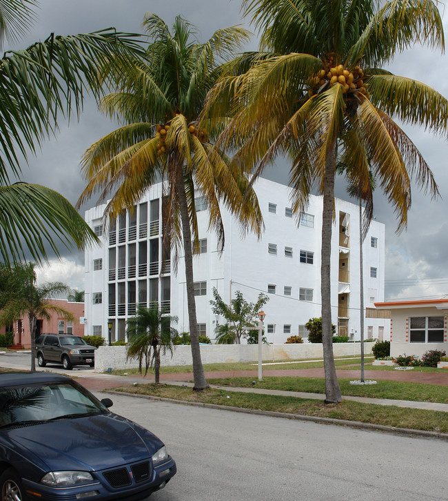 1725 Dewey St in Hollywood, FL - Building Photo - Building Photo