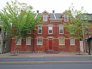 33 W Middle St in Gettysburg, PA - Foto de edificio