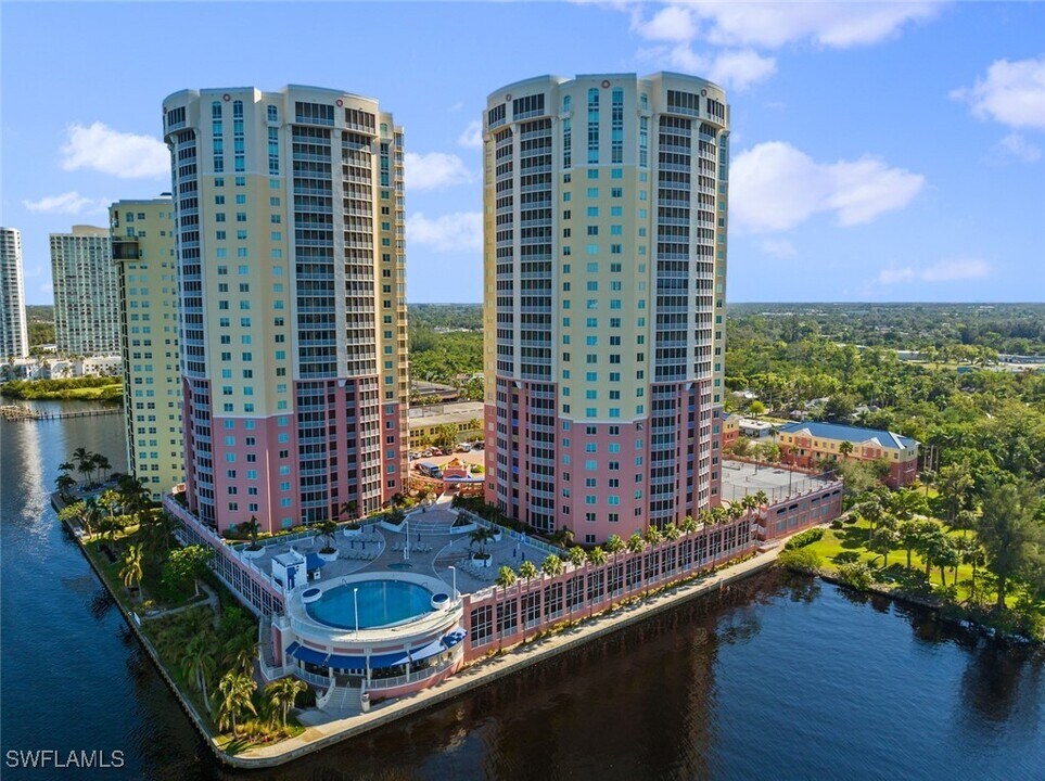 2743 First St in Ft. Myers, FL - Building Photo