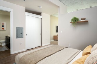 The Louisa Apartments in Portland, OR - Foto de edificio - Building Photo