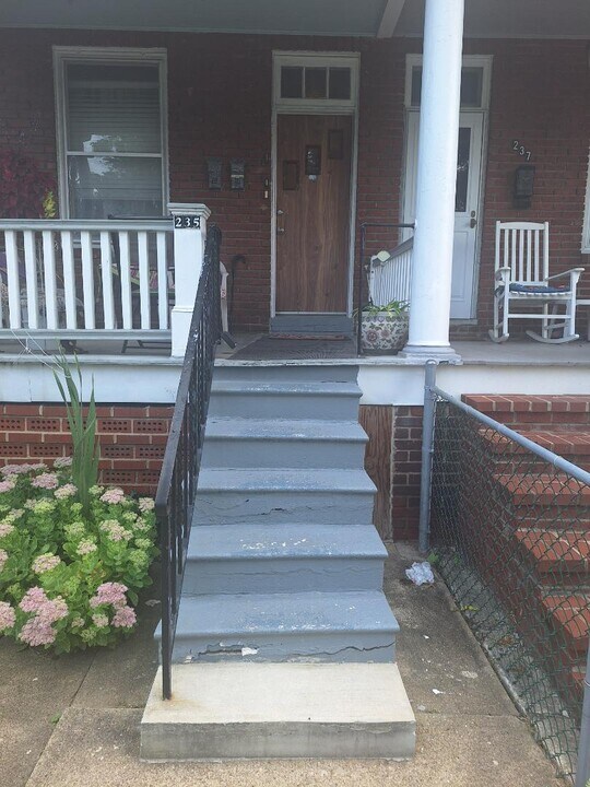 235 S Augusta Ave in Baltimore, MD - Building Photo