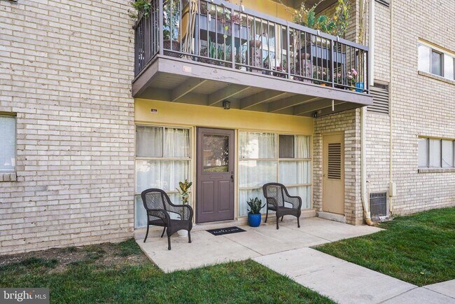 4965 Americana Dr in Annandale, VA - Foto de edificio - Building Photo