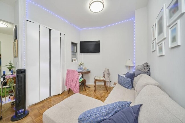 335 W 43rd St in New York, NY - Building Photo - Building Photo