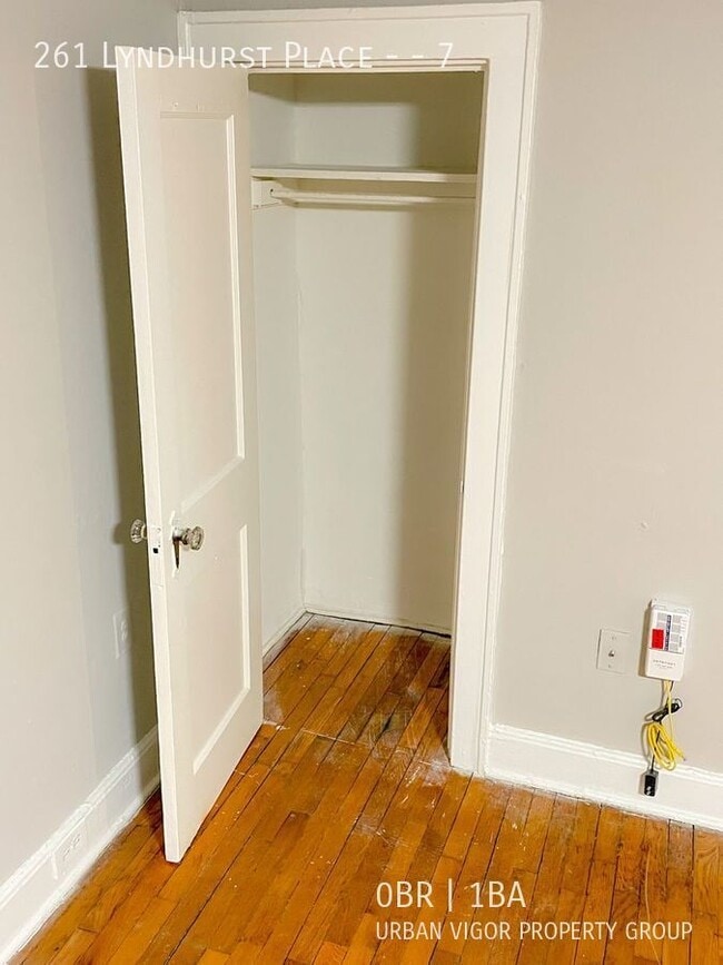261 Lyndhurst Pl in Lexington, KY - Building Photo - Building Photo