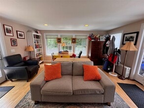 2 Ruth Ln in Glenwood Landing, NY - Building Photo - Building Photo