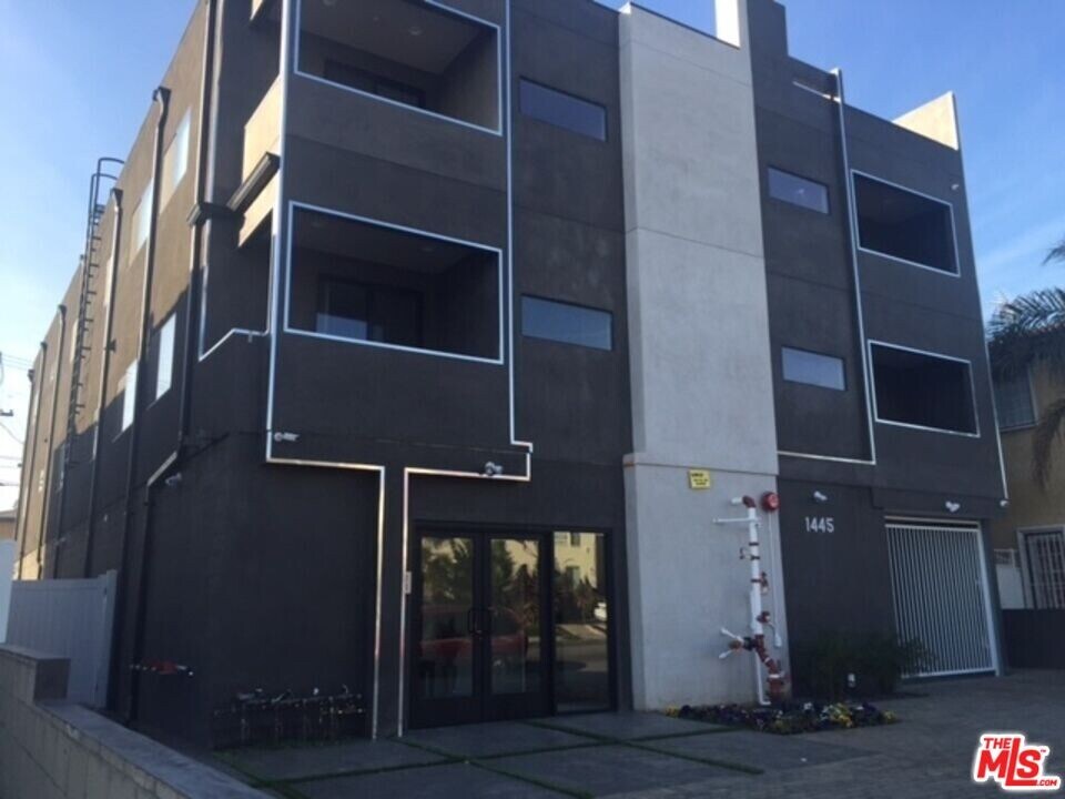 1445 S Fairfax Ave in Los Angeles, CA - Building Photo
