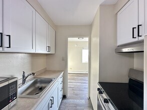 1400 Chicago Ave, Unit 208 in Evanston, IL - Building Photo - Building Photo