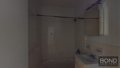 947 1st Ave in New York, NY - Building Photo - Building Photo