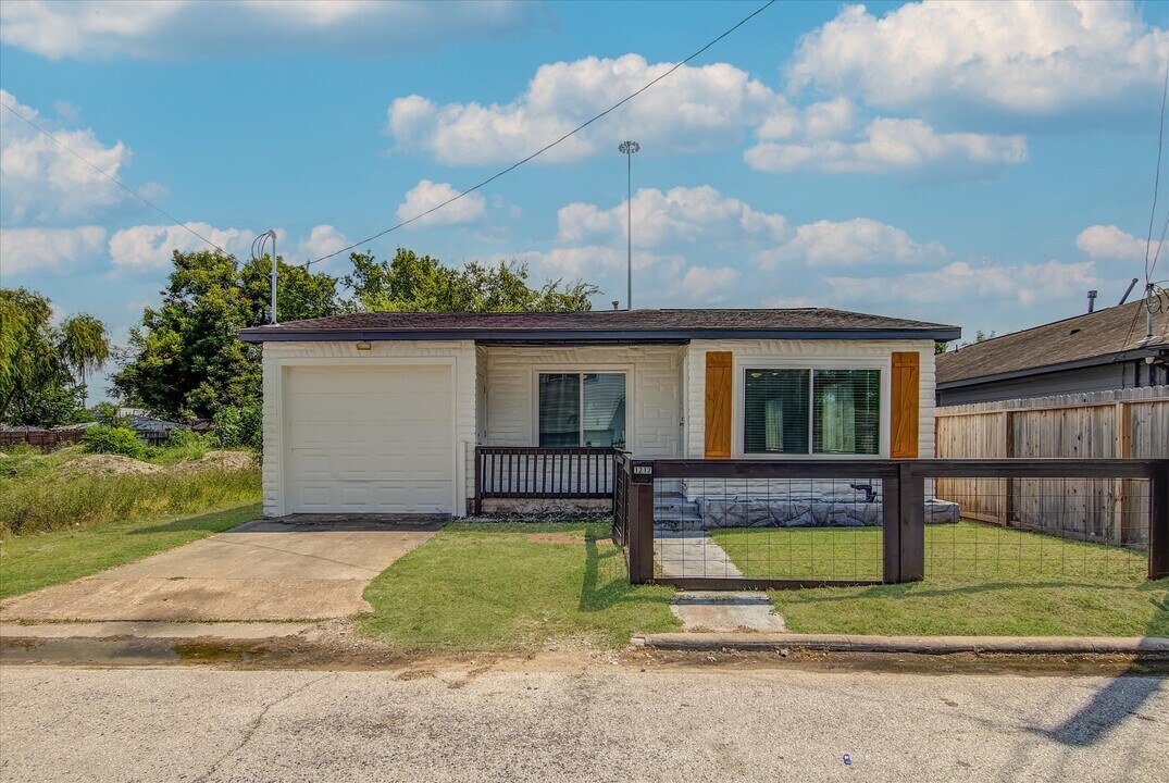 1212 E 32nd St in Houston, TX - Building Photo